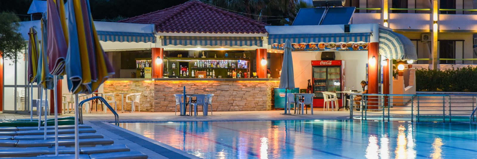 Photos Image| Pool & Bar